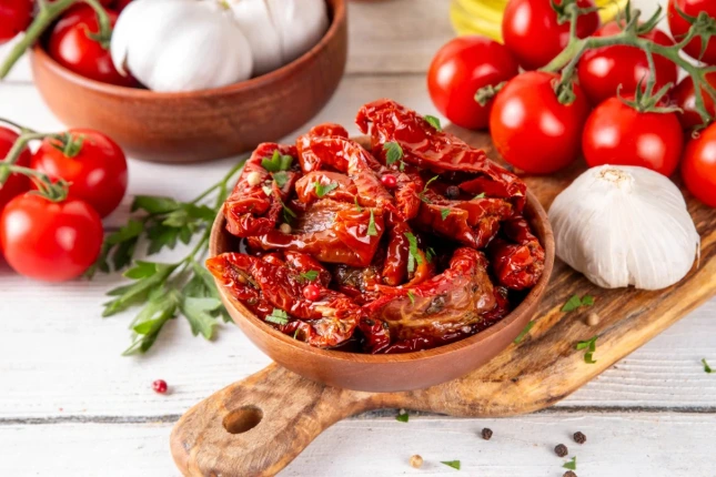 ZONGEDROOGDE TOMATEN